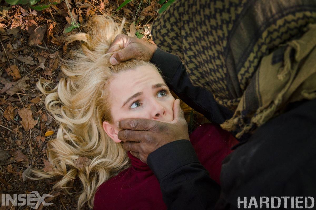 Блондинка Alina West захвачена в плен и связана в качестве сексуальной  рабыни на seksualnye-devushki-foto.ru